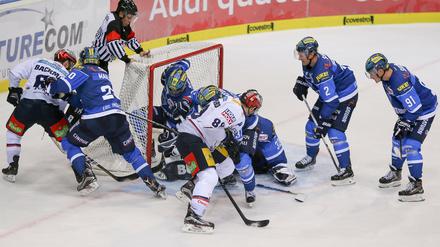 Gleich ist er drin. Sean Backman trifft aus dem Gewühl zum 1:1, am Ende siegten die Eisbären 3:2 in Ingolstadt. 