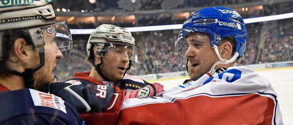Danny Richmond (r.) teilte in der letzten Saison noch gegen die Eisbären aus, jetzt trägt er selbst das Trikot der Berliner.
