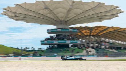 Letzte Runden. Am Sonntag werden die Formel-1-Autos zum letzten Mal um die auffällige Tribüne in Sepang fahren. 