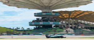 Letzte Runden. Am Sonntag werden die Formel-1-Autos zum letzten Mal um die auffällige Tribüne in Sepang fahren. 