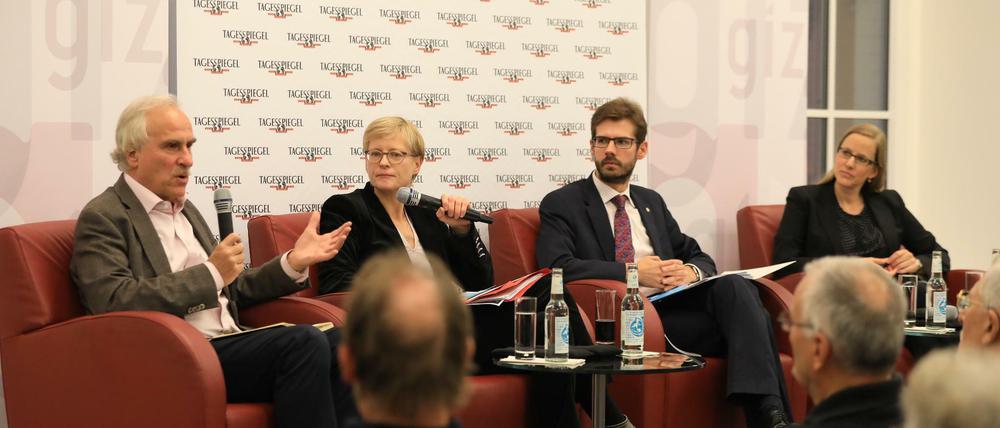 (v. li.) Peter Conze, Vorstandsmitglied, Transparency Deutschland ; Moderatorin Ulrike Scheffer, Tagesspiegel; Rostyslav Ogryzko, Gesandter-Botschaftsrat der Ukraine in der Bundesrepublik Deutschland und Christiane Schuppert, Antikorruptions-Expertin, Deutsche Gesellschaft für Internationale Zusammenarbeit (GIZ).