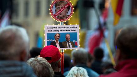 Die islamfeindlichen Pegida-Bewegung feiert am Tag nach der Wahl den Erfolg der AfD auf dem Neumarkt in Dresden.