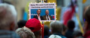 Die islamfeindlichen Pegida-Bewegung feiert am Tag nach der Wahl den Erfolg der AfD auf dem Neumarkt in Dresden.
