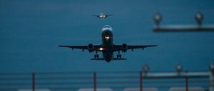 Heute Berlin, morgen New York - das mag die innere Uhr ganz und gar nicht und braucht Wochen, um sich auf den neuen Tag-Nacht-Rhythmus umzustellen. Drei Forscher, die das Uhrwerk dieses inneren Rhythmus entschlüsselt haben, sind nun mit dem Medizin-Nobelpreis ausgezeichnet worden.