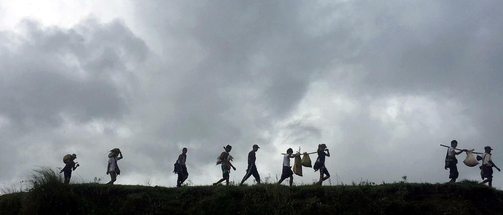 Rohingya-Flüchtlinge ziehen aus Rakhine fort.