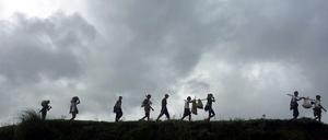 Rohingya-Flüchtlinge ziehen aus Rakhine fort.