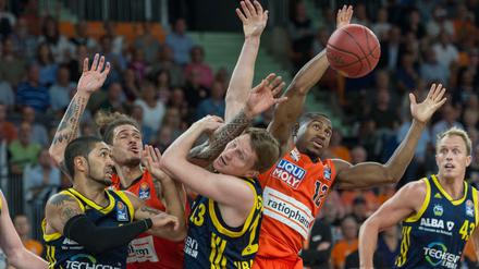 Viel Betrieb unter dem Korb. Albas Marius Grigonis bekommt den Arm eines Ulmers gegen den Kopf. 