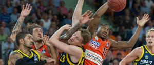 Viel Betrieb unter dem Korb. Albas Marius Grigonis bekommt den Arm eines Ulmers gegen den Kopf. 