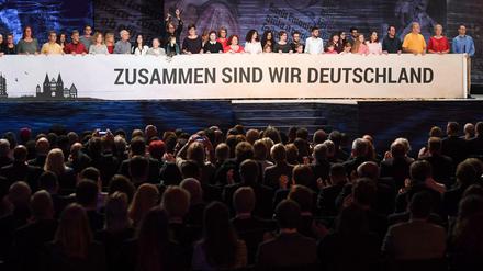 Gäste und Mitwirkende singen bei der zentralen Feier zum Tag der Deutschen Einheit in Mainz (Rheinland-Pfalz) nach dem Festakt in der Rheingoldhalle die Nationalhymne.