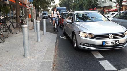 "Farbe reicht nicht", klagen Fahrradaktivisten. Denn Autos stellen sich überall auf die Radspuren.