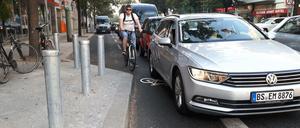 "Farbe reicht nicht", klagen Fahrradaktivisten. Denn Autos stellen sich überall auf die Radspuren.