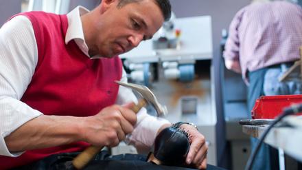 Kay Gundlack baut in seiner Schuhmanufaktur in Parchim (Mecklenburg-Vorpommern) in Handarbeit individuelle Maßschuhe. 