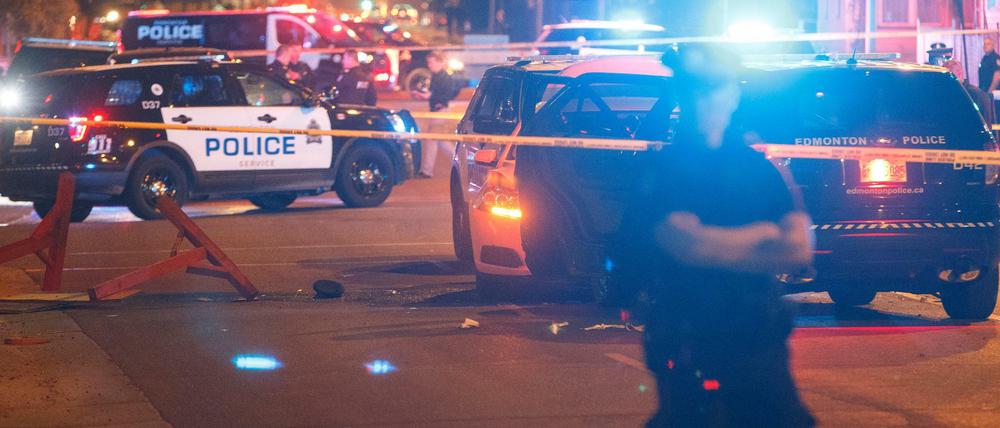 Polizisten sperren einen der Tatorte in Edmonton (Kanada) ab.