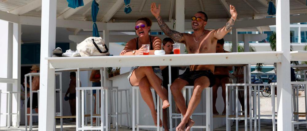 Die britischen Touristen Katie Smith and Desmond Morland freuten am Montag im Nissi Beach Resort auf Zypern über eine Zwangsverlängerung ihres Urlaubs - ausgelöst durch die Insolvenz der britischen Monarch Airlines.