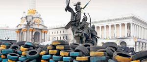 Eigensinn und Aufruhr. Auf dem Maidan – Platz der Unabhängigkeit –, dem Hauptplatz von Kiew, türmen sich im April 2014 Barrikaden aus Autoreifen, angemalt in den ukrainischen Nationalfarben Blau und Gelb.