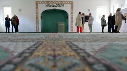 Besucher in der Khadija Moschee.