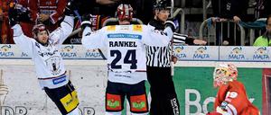 Der frühe Olver (l.) fängt den Düsseldorfer. Mit dem 1:0 brachte der Berliner Stürmer sein Team auf Kurs.