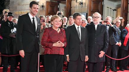 Bundeskanzlerin Angela Merkel und ihr Mann Joachim Sauer werden bei der Wiedereröffnung der Berliner Staatsoper Unter den Linden in Berlin von den Intendanten Matthias Schulz (l) und Jürgen Flimm (2.vl) begrüßt.