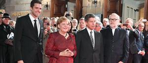 Bundeskanzlerin Angela Merkel und ihr Mann Joachim Sauer werden bei der Wiedereröffnung der Berliner Staatsoper Unter den Linden in Berlin von den Intendanten Matthias Schulz (l) und Jürgen Flimm (2.vl) begrüßt.