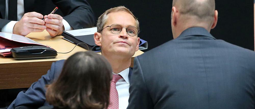 Der Regierende Bürgermeister von Berlin, Michael Müller (SPD), verfolgt am 28.09.2017 im Abgeordnetenhaus in Berlin die Debatte um die Schlussfolgerung aus dem Volksentscheid über die Offenhaltung des Flughafens Tegel.
