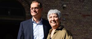 Michael Müller besucht die Ibn-Rushd-Goethe-Moschee und ihre Gründerin Seyran Ates zum Mittagsgebet in Alt-Moabit.