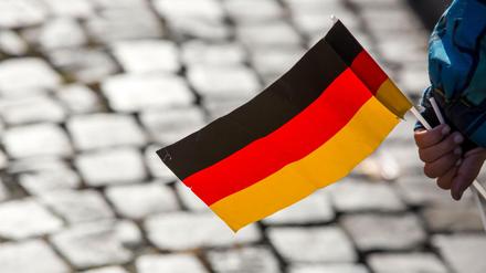 Ein Deutschlandfähnchen zum Tag der Deutschen Einheit. 