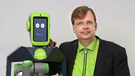 Ton in Ton: Firmenchef Matthias Krinke mit "Yolandi", dem bauchlosen "Workerbot"