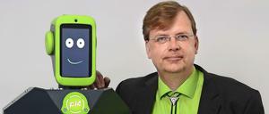 Ton in Ton: Firmenchef Matthias Krinke mit "Yolandi", dem bauchlosen "Workerbot"