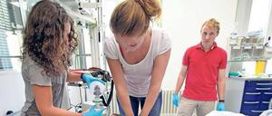 Verarztet. Studierende simulieren eine Wiederbelebung. Derzeit kommen 43 000 Medizinbewerber auf 9000 Studienplätze. 