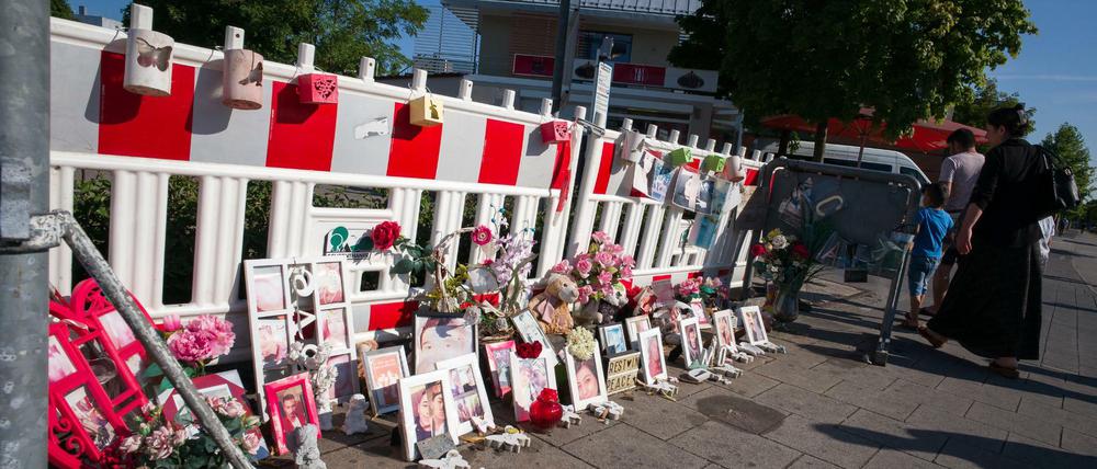 Bilder, Briefe und Blumen liegen in München in der Nähe des Olympia-Einkaufszentrum (OEZ) an einem eingezäunten Bereich auf dem Gehweg.