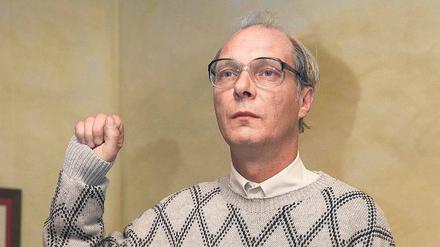 Das Fleisch ist schwach, der Geist ist stark. Der greise Erich Honecker (Martin Brambach) ballt für Fotos die Faust zum Kommunistengruß. Foto: ARD/Batier