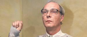 Das Fleisch ist schwach, der Geist ist stark. Der greise Erich Honecker (Martin Brambach) ballt für Fotos die Faust zum Kommunistengruß. Foto: ARD/Batier