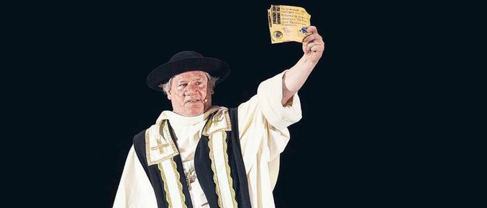 Bühne frei für Johann Tetzel. Während Jüterbog dem Dominikanermönch eine spannende Ausstellung widmet, inszeniert eine Theatertruppe im hessischen Bad Hersfeld Tetzels Ablasshandel. Hier stellt Schauspieler Claude Oliver Rudolph den Mönch dar. 