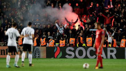 Kein schönes Bild. Deutsche "Fußballfans" auf Auswärtsfahrt nach Prag.