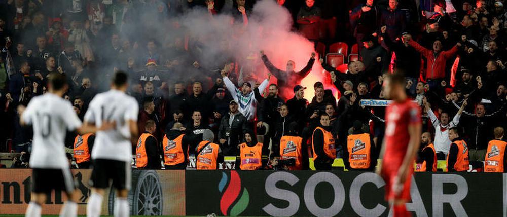Kein schönes Bild. Deutsche "Fußballfans" auf Auswärtsfahrt nach Prag.