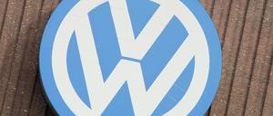 Das Logo der Volkswagen AG an der Fabrikfassade in Wolfsburg.