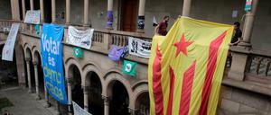 Protestbanner und die Flagge der katalanischen Separatisten am 30.09.2017 im Innenhof der Universität von Barcelona.