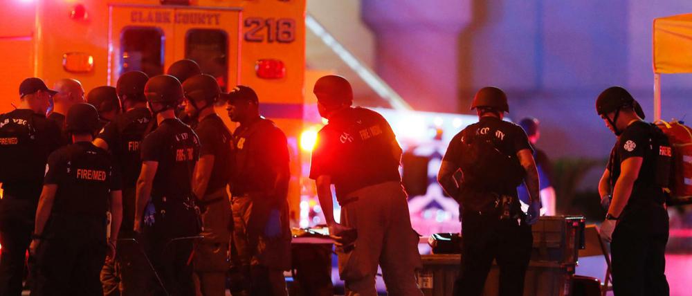 Rettungskräfte stehen am 02.10.2017 in Las Vegas neben einer abgedeckten Leiche. Ein Todesschütze hat bei einem Musikfestival in der US-Touristenmetropole Las Vegas mindestens 58 Menschen umgebracht und über 500 verletzt. 