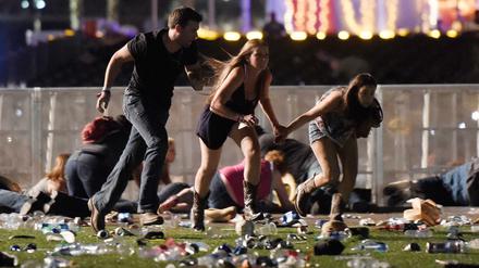 Besucher des Festivals in Las Vegas rennen vom Gelände, nachdem Schüsse gefallen sind.