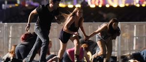 Besucher des Festivals in Las Vegas rennen vom Gelände, nachdem Schüsse gefallen sind. 