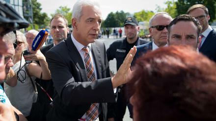 Sachsens Ministerpräsident Stanislaw Tillich (CDU) diskutiert im August 2015 in Heidenau mit "besorgten Bürgern". 