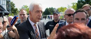 Sachsens Ministerpräsident Stanislaw Tillich (CDU) diskutiert im August 2015 in Heidenau mit "besorgten Bürgern". 