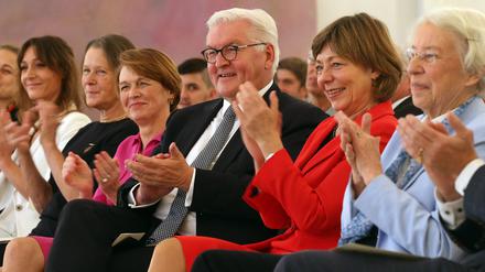 Die Spätgeborenen. Laura Helene Rau (l-r), Tochter des ehemaligen Bundespräsidenten Rau, Christina Rau, Witwe des ehemaligen Bundespräsidenten Rau, Elke Büdenbender, Frau von Bundespräsident Steinmeier, Bundespräsident Frank-Walter Steinmeier, Daniela Schadt, Lebensgefährtin des ehemaligen Bundespräsidenten Gauck, und Barbara Wichelhaus, Tochter von Gustav Heinemann, bei der Matinee zum 125. Geburtstag von Hilda Heinemann, Ehefrau des früheren Bundespräsidenten Gustav Heinemann teil.
