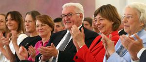 Die Spätgeborenen. Laura Helene Rau (l-r), Tochter des ehemaligen Bundespräsidenten Rau, Christina Rau, Witwe des ehemaligen Bundespräsidenten Rau, Elke Büdenbender, Frau von Bundespräsident Steinmeier, Bundespräsident Frank-Walter Steinmeier, Daniela Schadt, Lebensgefährtin des ehemaligen Bundespräsidenten Gauck, und Barbara Wichelhaus, Tochter von Gustav Heinemann, bei der Matinee zum 125. Geburtstag von Hilda Heinemann, Ehefrau des früheren Bundespräsidenten Gustav Heinemann teil. 