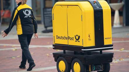 In zunächst zwei Zustellbezirken wird das Gefährt den Boten hinterher fahren - mit bis zu 150 Kilo Briefen und Paketen an Bord.
