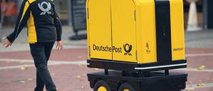In zunächst zwei Zustellbezirken wird das Gefährt den Boten hinterher fahren - mit bis zu 150 Kilo Briefen und Paketen an Bord.