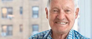 Geehrt. Joachim Frank (77) in seiner New Yorker Wohnung.