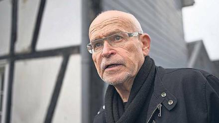 Vorbild für Journalisten. Günter Wallraff in Odenthal-Blecher (Nordrhein-Westfalen) vor dem Fachwerkhaus, in dem er als kleiner Junge bis 1946 wohnte.
