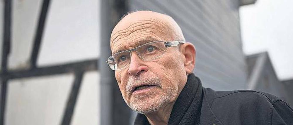 Vorbild für Journalisten. Günter Wallraff in Odenthal-Blecher (Nordrhein-Westfalen) vor dem Fachwerkhaus, in dem er als kleiner Junge bis 1946 wohnte.