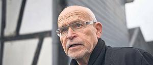 Vorbild für Journalisten. Günter Wallraff in Odenthal-Blecher (Nordrhein-Westfalen) vor dem Fachwerkhaus, in dem er als kleiner Junge bis 1946 wohnte.